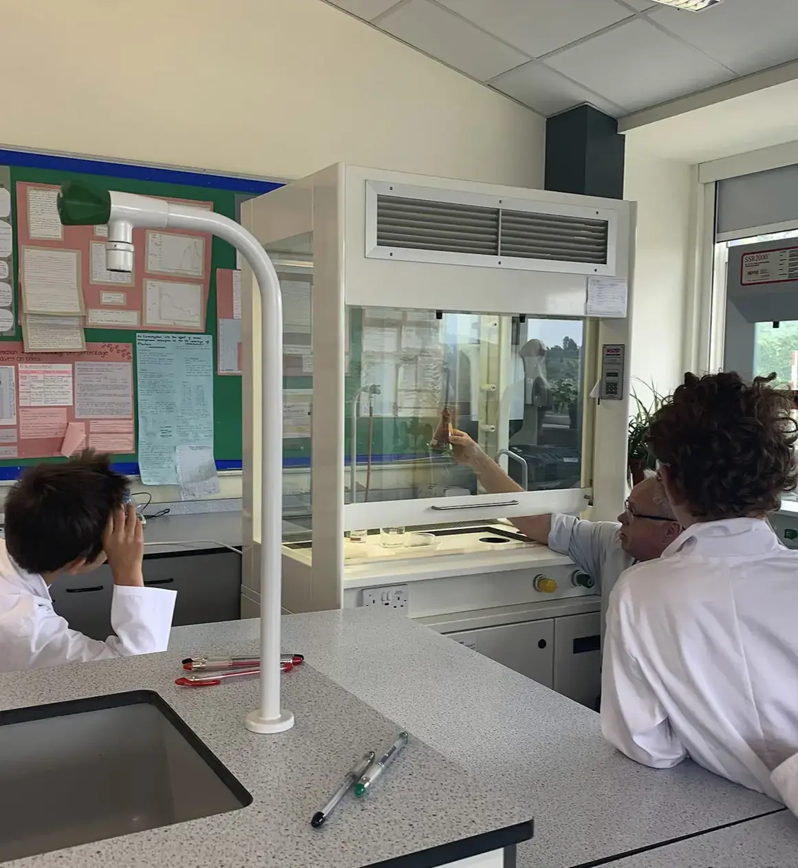 Local_primary_school_pupils_attending_a_Science_lesson_at_KES